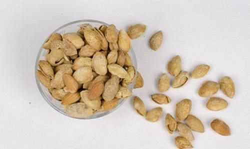 巴旦木咬開后里面有的白有的黃有的咖啡色，這屬正常還是壞了