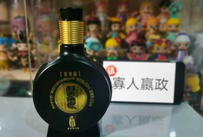 習(xí)酒窖藏1998怎么鑒別真?zhèn)?></p>
<h2>開(kāi)一家煙酒商貿(mào)公司，想做賴(lài)茅，習(xí)酒什么渠道可以拿到價(jià)格低一點(diǎn)的真貨</h2>
<p>謝邀。說(shuō)一下我自己的感覺(jué)。</p>
<p>1.你想要的這兩個(gè)品牌，都是茅臺(tái)體系的。想要拿到低價(jià)的產(chǎn)品，如果從廠家直接接貨，只能是做代理商，超額完成廠里下發(fā)的銷(xiāo)售任務(wù)，拿到返點(diǎn)促銷(xiāo)等拉低進(jìn)貨單價(jià)。</p>
<p>2.這兩款酒基本上都是有區(qū)域經(jīng)銷(xiāo)保護(hù)的，也就是說(shuō)廠家為了更好的保證品牌價(jià)值，都會(huì)對(duì)市場(chǎng)進(jìn)行監(jiān)管，對(duì)價(jià)格進(jìn)行保護(hù)，所以想走正規(guī)渠道拿低價(jià)貨的可能很小，如果真有低于市場(chǎng)價(jià)的便宜貨出來(lái)，你也要小心，畢竟這兩個(gè)品牌都是硬通貨，所以也是造假的重點(diǎn)關(guān)注對(duì)象。</p>
<p>3.現(xiàn)在很多實(shí)體經(jīng)銷(xiāo)做的都不太好，更有一些經(jīng)營(yíng)不善的可能為了完成廠家任務(wù)大量囤貨，造成庫(kù)存嚴(yán)重積壓，為了盡快變現(xiàn)，可能會(huì)低于進(jìn)貨價(jià)拋貨，如果碰到這樣的，還是有可能低價(jià)買(mǎi)到保真的產(chǎn)品的，但如果是跨區(qū)域銷(xiāo)售，需要小心廠家區(qū)域保護(hù)監(jiān)管部門(mén)的檢查，如果發(fā)現(xiàn)大量竄貨，可能會(huì)對(duì)放貨源頭進(jìn)行處罰。</p>
<p>4.個(gè)人觀點(diǎn)，俗話(huà)說(shuō)，你有量，我有價(jià)，想要低價(jià)進(jìn)貨，就要擴(kuò)大銷(xiāo)量，你的進(jìn)貨量越大，促銷(xiāo)會(huì)越多，也就能拉低進(jìn)貨價(jià)，所以還是扎實(shí)做市場(chǎng)才是正途。</p>
<p>一點(diǎn)拙見(jiàn)，不喜勿噴[握手]</p>
<p><img src=