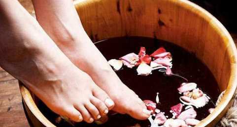 鹽水泡腳的危害,鹽水泡腳對(duì)身體的好處以及壞處都有哪些呢圖7