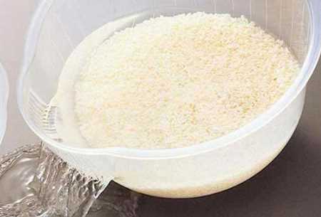 白色衣服發(fā)黃了怎么可以洗白,白衣服放時間長變黃怎么辦圖1