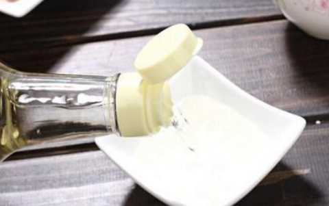 白色衣服發(fā)黃了怎么可以洗白,白衣服放時間長變黃怎么辦圖2