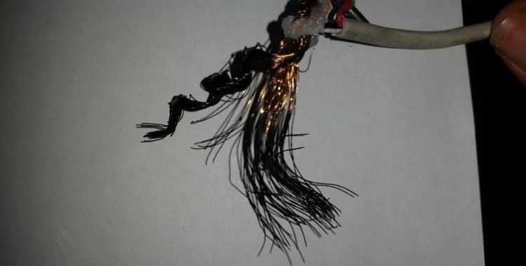 電線的銅線變黑了還可以用嗎