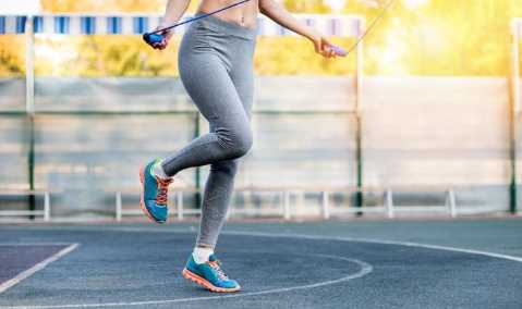 跳繩時應(yīng)該什么先著地,跳繩應(yīng)該前腳著地還是后腳跟著地呢圖1