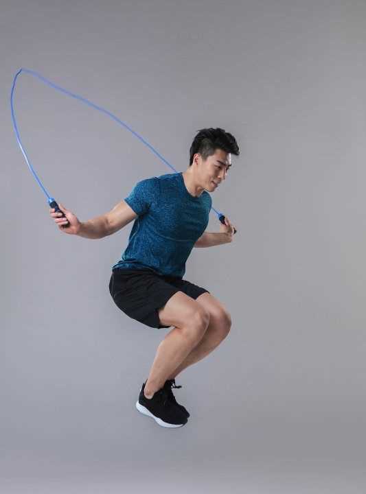 跳繩時應(yīng)該什么先著地,跳繩應(yīng)該前腳著地還是后腳跟著地呢圖2