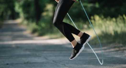 跳繩時應(yīng)該什么先著地,跳繩應(yīng)該前腳著地還是后腳跟著地呢圖5