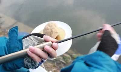 魚竿卡住了怎么弄出來呢