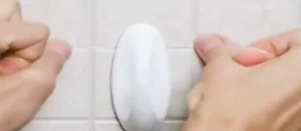 大白墻上粘鉤去除,怎樣去除墻上粘鉤留下的痕跡圖3