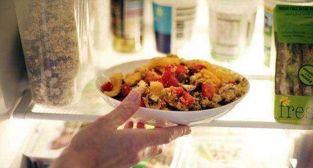 放在冰箱里隔夜菜能吃嗎?