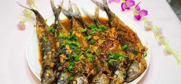 燉鯽魚能放料酒,燉魚時(shí)為了避免腥味圖1