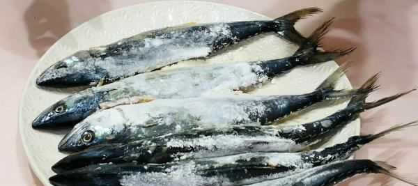 燉鯽魚能放料酒,燉魚時(shí)為了避免腥味圖3