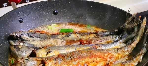 燉鯽魚能放料酒,燉魚時(shí)為了避免腥味圖5