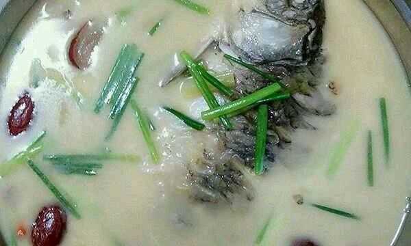 燉鯽魚能放料酒,燉魚時(shí)為了避免腥味圖7