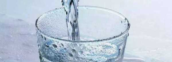 礦泉水打開后蓋上蓋子能放幾天,礦泉水打開后蓋上蓋子能放幾天,給臉補(bǔ)水可以嗎圖2