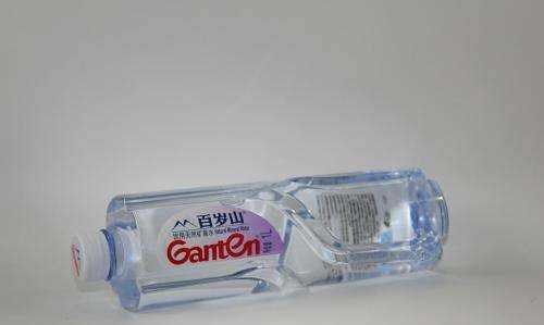 礦泉水打開后蓋上蓋子能放幾天,礦泉水打開后蓋上蓋子能放幾天,給臉補(bǔ)水可以嗎圖4