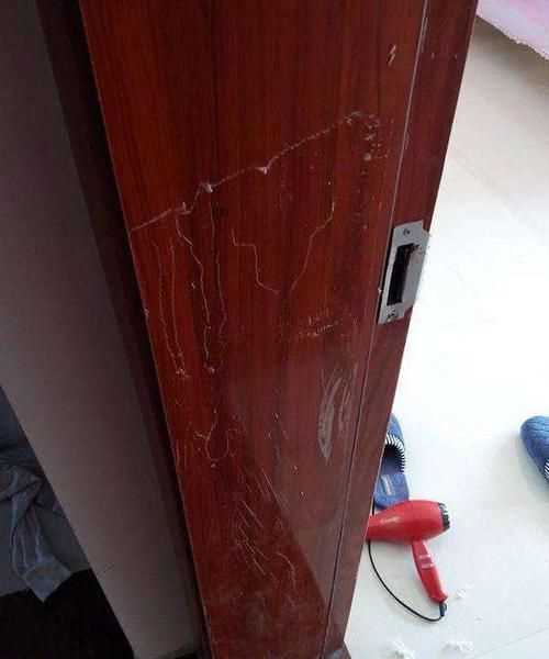 室外門上粘了一層塑料薄膜時間久了怎么去除掉