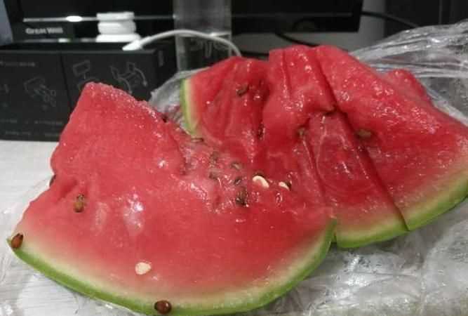 西瓜打開了放在冰箱里可以放幾天切開的西瓜能保存多久