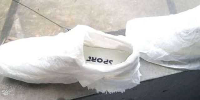 白鞋子有黃斑怎么去除，白色運(yùn)動鞋刷不掉的污漬該怎么辦？圖2