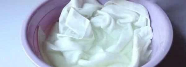 84能漂白衣服泛黃的地方,白衣服發(fā)黃用84消毒液洗不掉圖1