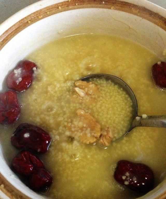 小米粥怎么熬粘稠又香，小米粥怎么熬，可以用砂鍋來(lái)熬嗎，大概要熬多久？圖3