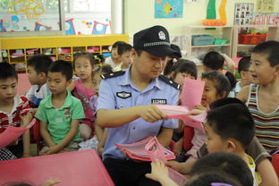 警察叔叔給幼兒講安全知識(shí)