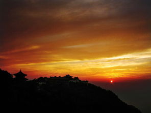 關(guān)于群山環(huán)繞的詩(shī)句