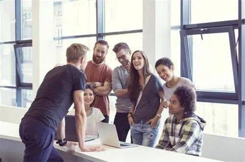 職場指導(dǎo)寫報(bào)告英語對話(職場英語對話)