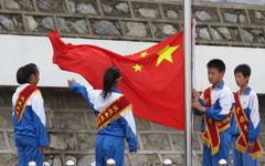 有關校園升旗廣場的作文