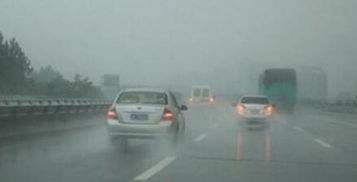 雨天高速公路行車注意事項(xiàng),夜晚雨天高速行車注意事項(xiàng),雨天高速路行駛注意事項(xiàng)