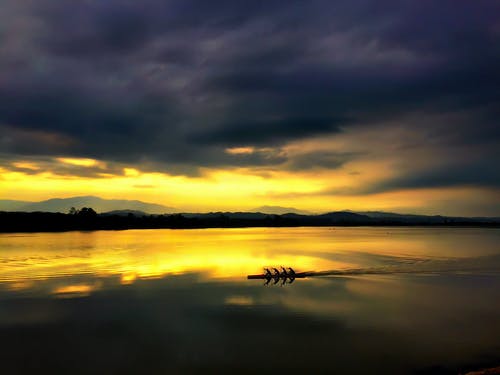 有關(guān)于描寫月亮的詩詞